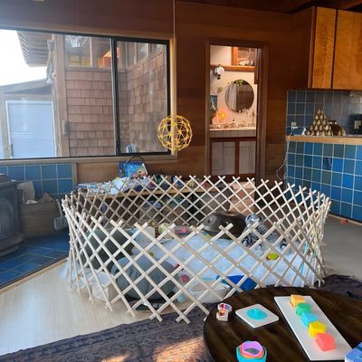 Melhore a sua sala de estar com o nosso robusto e ecologicamente correto Large Baby Solid Wood Foldable Playpen