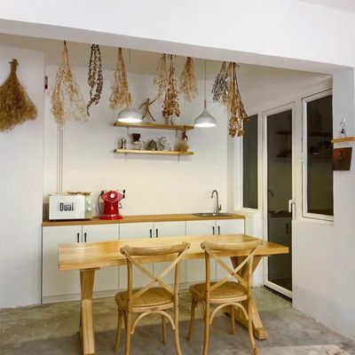 Moderno estilo Nitrolacquer acabamento de madeira maciça cadeira de jantar empilhável para restaurante e casamento