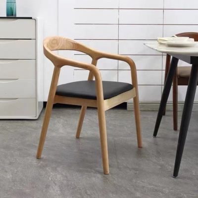 Cadeira de jantar de madeira sólida Nordic Light Luxury Hotel Cafe Tecido ou couro para refeições finas