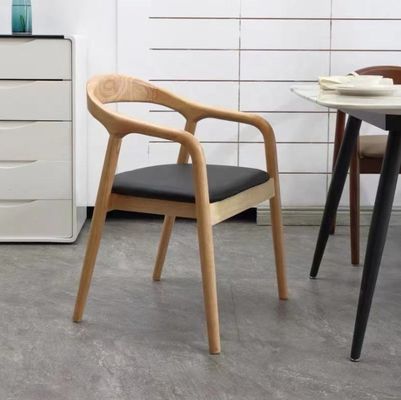 Cadeira de jantar de madeira sólida Nordic Light Luxury Hotel Cafe Tecido ou couro para refeições finas