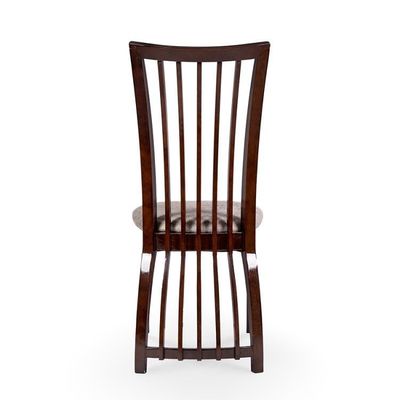 Mobiliário da sala de jantar Cadeiras de costas altas com estrutura de madeira e estofados de tecido em estilo nórdico