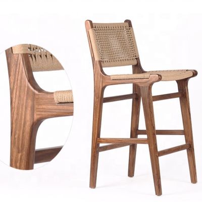 Barstool moderno de assento alto com assento de corda tecida e quadro acentuado de couro