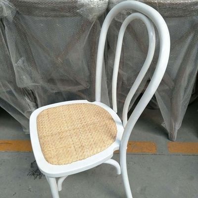 Cadeira de madeira empilhável com limite de peso de 100 kg Mobiliário moderno Restaurante Cadeiras de jantar empilhadas de rotão natural