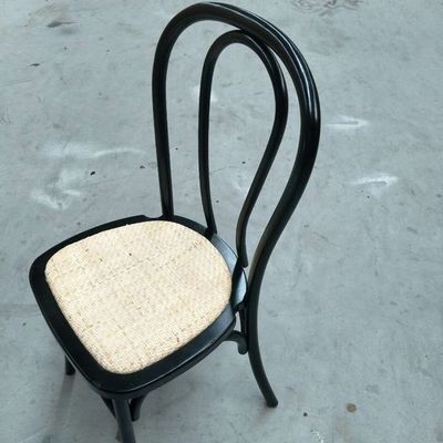 Cadeira de madeira empilhável com limite de peso de 100 kg Mobiliário moderno Restaurante Cadeiras de jantar empilhadas de rotão natural