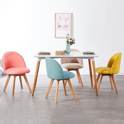 Cadeira de sala de jantar de estilo nórdico moderno com pernas de madeira e assento estofado