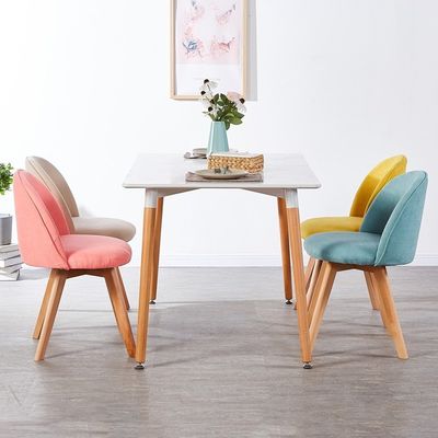 Cadeira de sala de jantar de estilo nórdico moderno com pernas de madeira e assento estofado