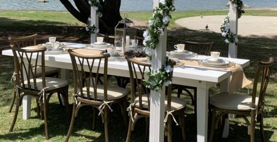 Antigüidade Casamento Evento Vintage X Cross Back Cadeira de madeira empilhável com assento de espuma de rotão