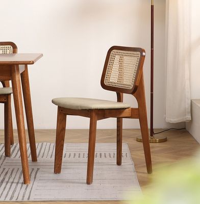 Mobiliário doméstico clássico prático Cadeira de jantar de madeira maciça com design de rotão e assento estofado