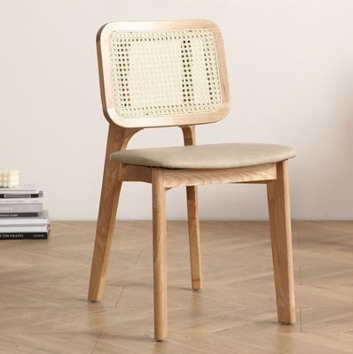 Mobiliário doméstico clássico prático Cadeira de jantar de madeira maciça com design de rotão e assento estofado