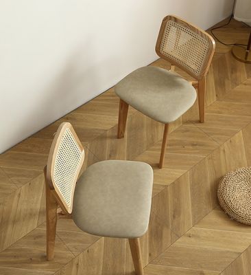 Mobiliário doméstico clássico prático Cadeira de jantar de madeira maciça com design de rotão e assento estofado