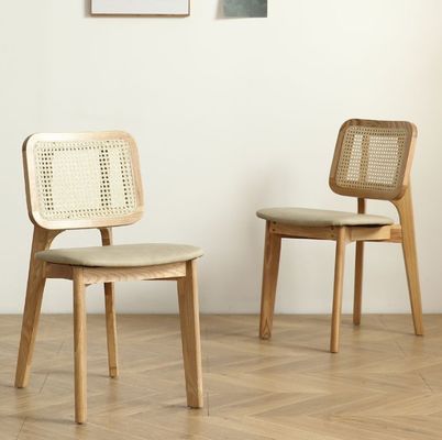 Mobiliário doméstico clássico prático Cadeira de jantar de madeira maciça com design de rotão e assento estofado