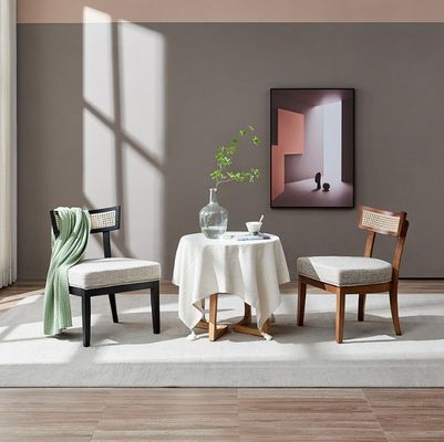 Cadeira de jantar de rotão de estilo nórdico Cadeira de madeira maciça estofada para decoração de sala de estar