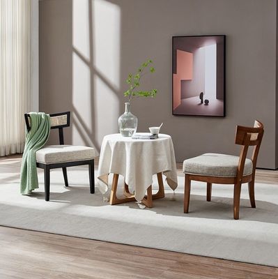 Cadeira de jantar de rotão de estilo nórdico Cadeira de madeira maciça estofada para decoração de sala de estar