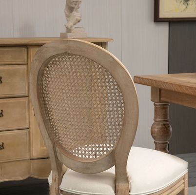 Cadeira de jantar de estilo francês vintage revestida de couro PU com design empilhável e madeira maciça