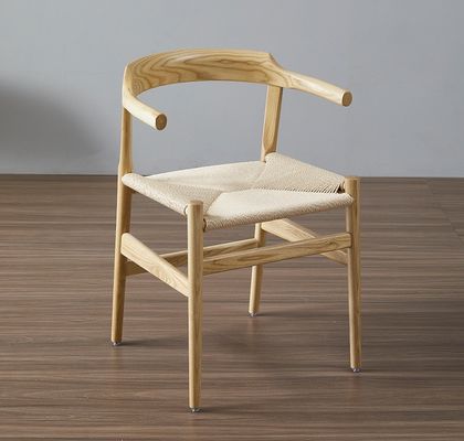 Cadeira de jantar de madeira moderna com design Wishbone e assento de corda antigo