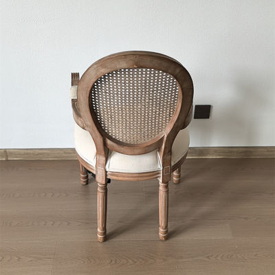 Estilo de Design Moderno Nitrolacquer Finish Estilo Vintage Francês Tecido de Refeição de Madeira Personalizado Louis Armrest Cadeira para Eventos