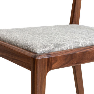 Cadeira de jantar de madeira com design de casa nórdica moderna e assento estofado