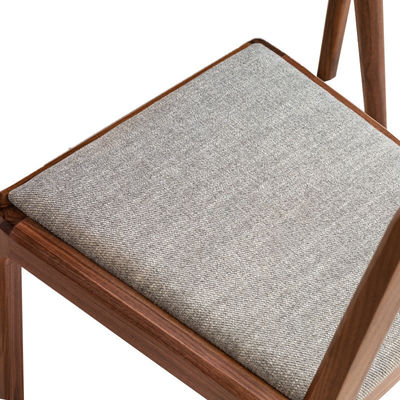 Cadeira de jantar de madeira com design de casa nórdica moderna e assento estofado