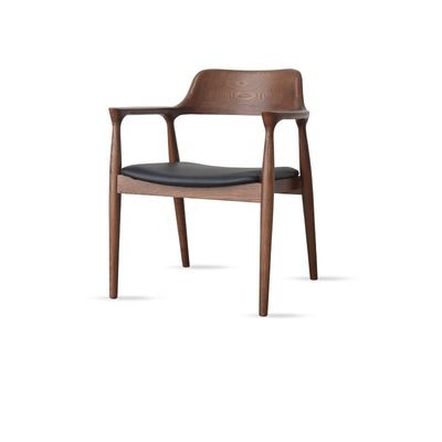 Cadeira de jantar acessível e durável feita de madeira maciça para uma experiência de jantar clássica