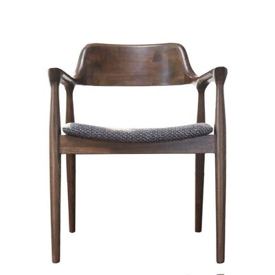 Mobiliário de sala de jantar Couro preto moderno estofado Material de madeira Cadeira de jantar com estofamento e design