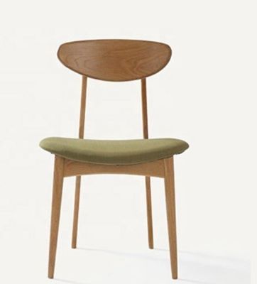 Adicione um toque de elegância à sua sala de jantar com uma cadeira de jantar de carvalho verde