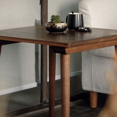 Cor personalizada Sala de jantar de madeira maciça Quadrada Mesa de café moderna Luz luxuosa Mesa quadrada pequena