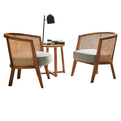 Mobiliário de exterior Moderno Nórdico Francês Estrutura de Madeira Sólida Cadeira de lazer de Rattan com design curvo de encosto e cor personalizada