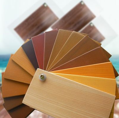 Cadeira de jantar de hotel restaurante com quadro de madeira de cinzas sólidas e assento de espuma de tecido metálico estofado