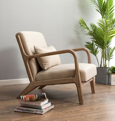 Sofá de sala de estar nórdico moderno com apoio de braço tapiçado e construção de madeira maciça