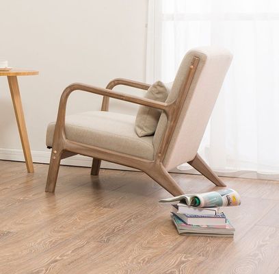 Sofá de sala de estar nórdico moderno com apoio de braço tapiçado e construção de madeira maciça