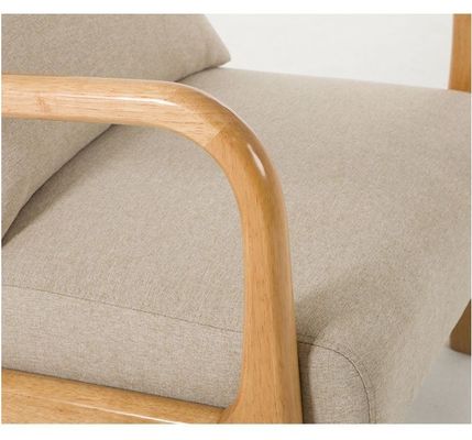 Sofá de sala de estar nórdico moderno com apoio de braço tapiçado e construção de madeira maciça