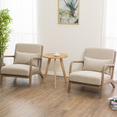 Sofá de sala de estar nórdico moderno com apoio de braço tapiçado e construção de madeira maciça