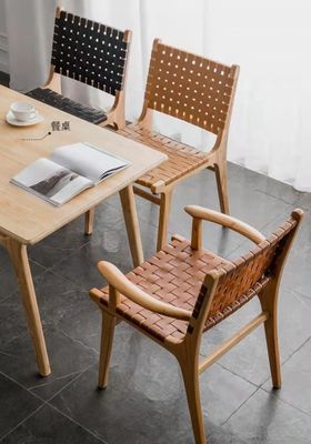 Garantia de dois anos Cadeira de jantar de madeira com estrutura de madeira maciça e almofada de cadeira de couro PU