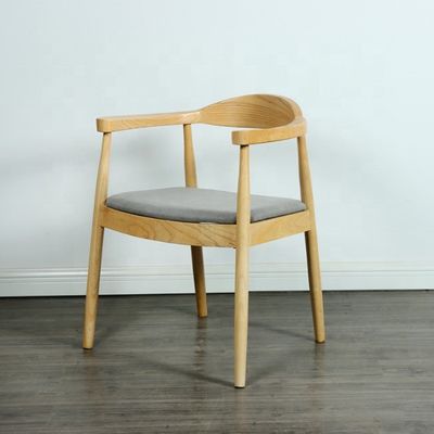 Cadeira de jantar moderna com apoio de braço Cadeira de madeira com couro PU e móveis de sala de jantar
