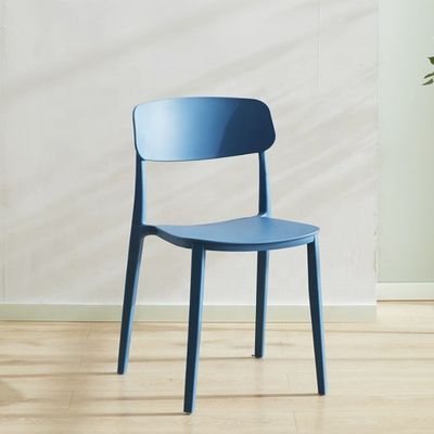 Cadeira de plástico vermelha empilhável para design nórdico moderno em restaurante de hotel banquete ou área de refeição em casa
