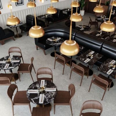 Cadeira de jantar de madeira empilhável a preços acessíveis para comercial em estilo de design contemporâneo