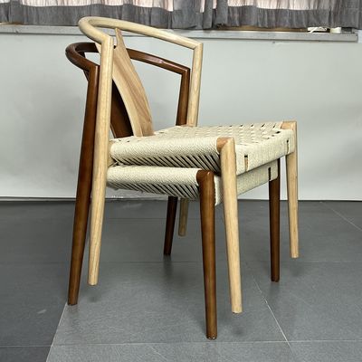 Embalagem de correio Restaurante simples Cadeira de madeira empilhável com assento de corda e design leve