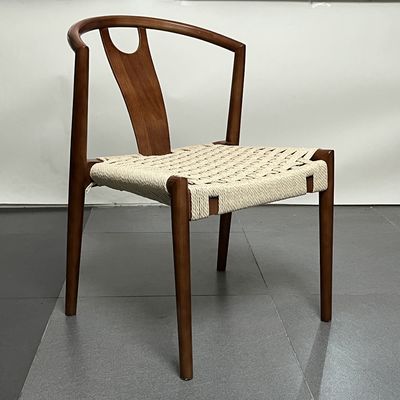 Embalagem de correio Restaurante simples Cadeira de madeira empilhável com assento de corda e design leve