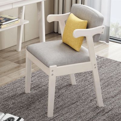 Cadeira de mesa de madeira maciça com almofada estofada e design antigo