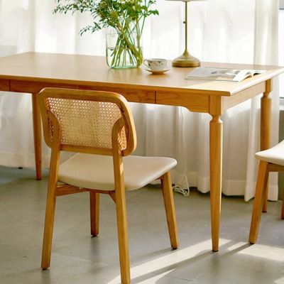 Cadeira de refeição de rotão de madeira de estilo nórdico para interiores modernos