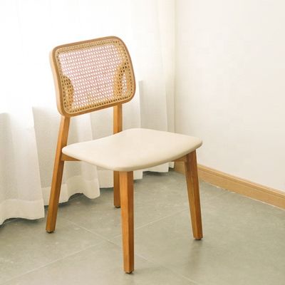 Cadeira de refeição de rotão de madeira de estilo nórdico para interiores modernos
