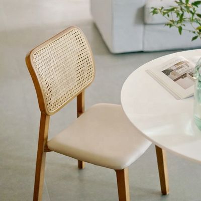 Cadeira de refeição de rotão de madeira de estilo nórdico para interiores modernos