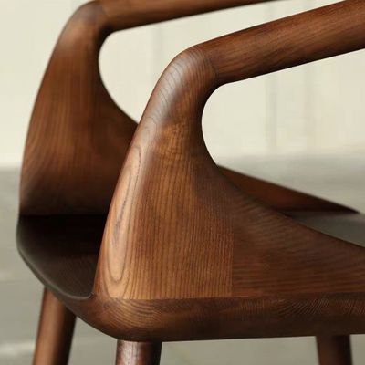 Cadeira de jantar de luxo de noz preta Cadeira de costas de madeira maciça Cadeira de jantar de lazer nórdica moderna para uma experiência gastronômica elegante