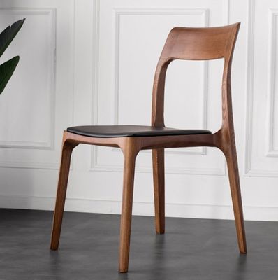 Desenhos personalizados Estilo de design Elegante cadeira de jantar de madeira sólida nórdica com assento de couro PU
