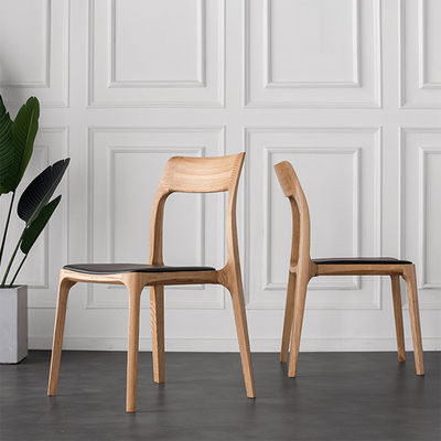 Desenhos personalizados Estilo de design Elegante cadeira de jantar de madeira sólida nórdica com assento de couro PU