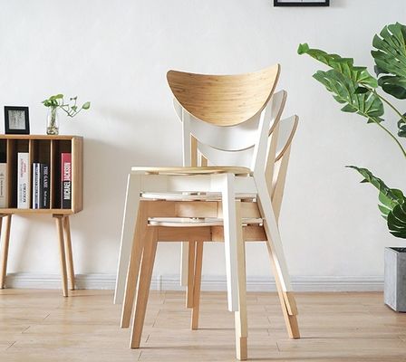 Adicione um toque de sofisticação à sua sala de jantar com cadeiras em madeira maciça de bétula em estilo moderno do norte da Europa