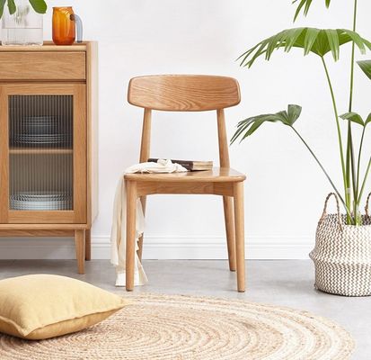 Cadeira de jantar empilhável para restaurante moderno feita de madeira maciça de cor natural