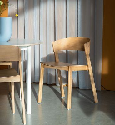 Desenhos personalizados Cadeira de jantar em madeira empilhável para restaurante de hotel em design moderno