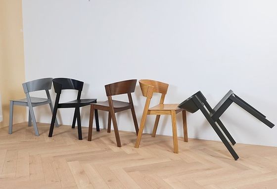 Desenhos personalizados Cadeira de jantar em madeira empilhável para restaurante de hotel em design moderno