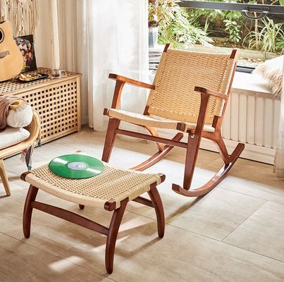 Adicione um toque de elegância ao seu salão ao ar livre com uma cadeira de balanço de madeira maciça de corda tecida vintage